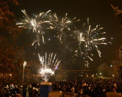 Orădenii pot trece în noul an privind un foc de artificii în centrul oraşului